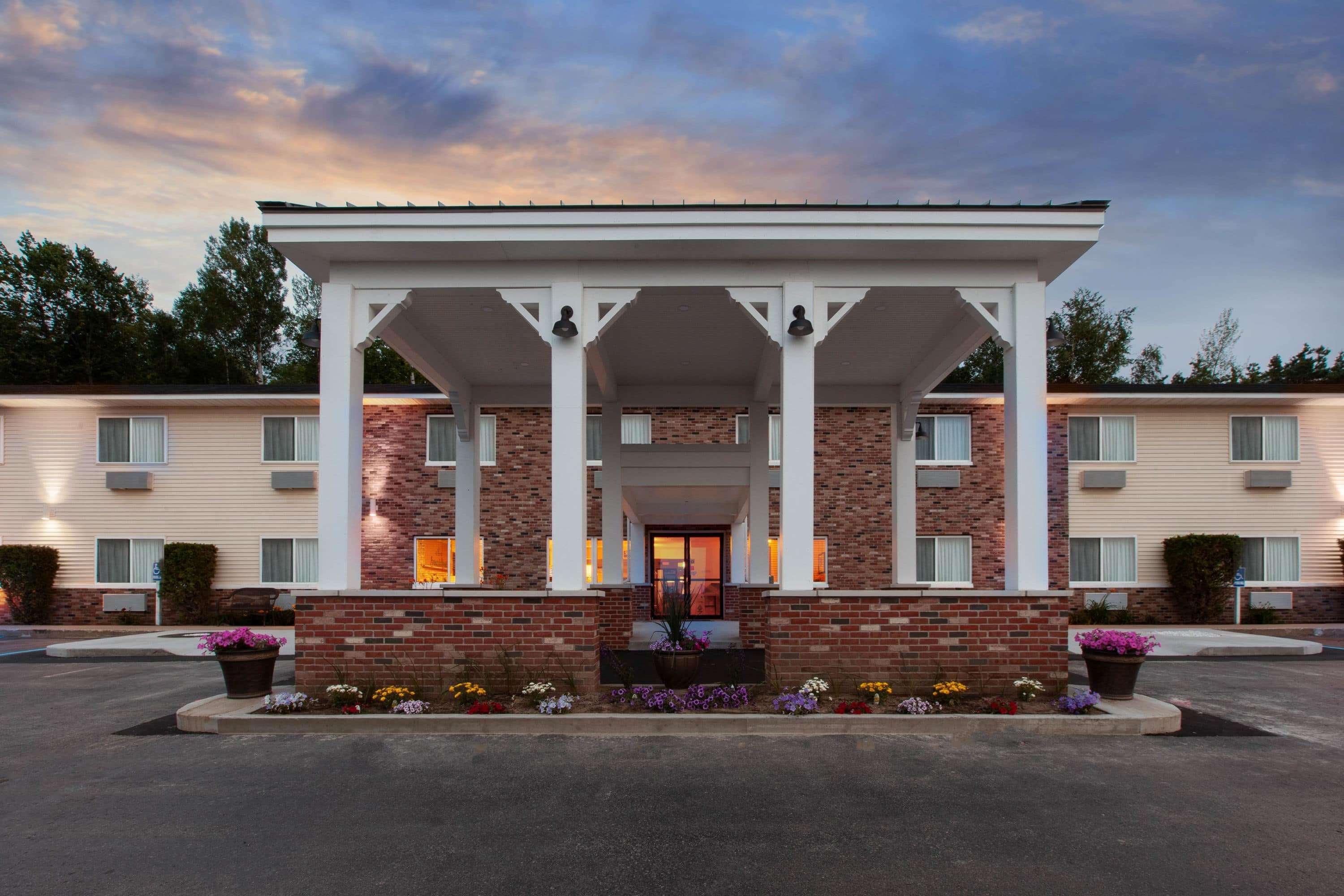 Americinn By Wyndham Петоски Екстериор снимка